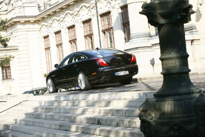 Különc milliomosok választása 47 Erősen lejt a tetővonal, nem a klasszikus luxusautó style