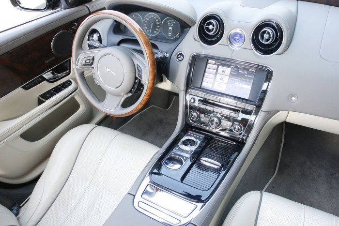 Különc milliomosok választása 8 | Vezess Sportos és elegáns egyvelege a belső, néhol nem túl jó anyagokkal