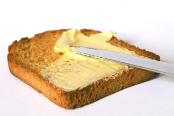 Vajas pirítóssal rongált autót