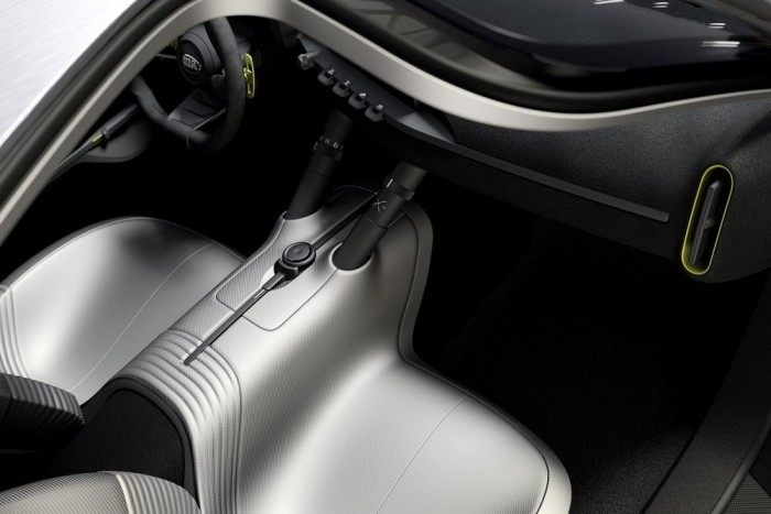 Városi kisautó-tanulmány a Kiától 4 | Vezess Egybeülés, tetőbe vágó ajtónyílás, sárga kiemelések, minimalista felületek