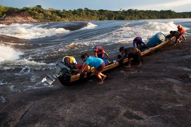 A FARC önkéntesei vízi úton csempészik ki az országból az ércet