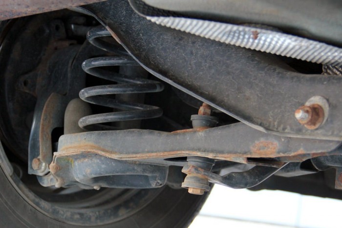 Rozsdásodás látszik a hátsó lengőkaron, de mértéke nem aggasztó