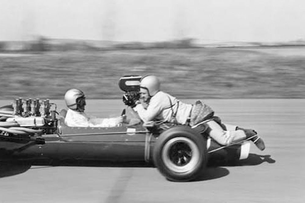 Az életveszélyes évtizedek alatt ugyan ki gondolt volna arra, hogy rossz ötlet az autókra több kiló nehéz kamerákat, sőt mázsás tömeget képviselő operatőrt rögzíteni? Naná, hogy senkinek!