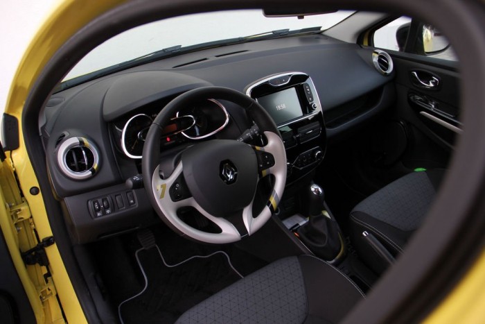 Ha csábító az ötliteres fogyasztás 9 | Vezess A Clio beltere üde színfolt, amit saját ízlésünk szerint fűszerezhetünk díszbetétekkel