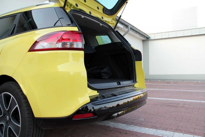 Ha csábító az ötliteres fogyasztás 10 | Vezess Szája nagyra nyílik, pereme földközelben, a Clio hátsóját könnyű megpakolni!