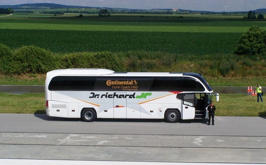 Békésen várja a Neoplan, hogy fusson egy kört a Conti Coach abroncsokkal