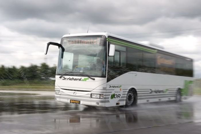 A pályákat folyamatosan vízzel locsolták, hogy csúszósabb legyen az aszfalt