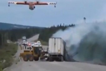 Repülőgépről oltották el a lángoló kamiont