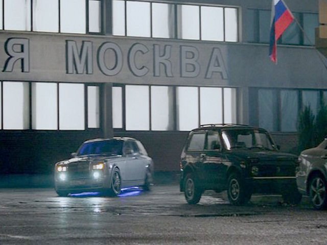 A Resident Evil egyik részében szintén egy parkolóban álló Niva. Egy picit eltereli a kék neonfény a figyelmet, de mi észrevettük.