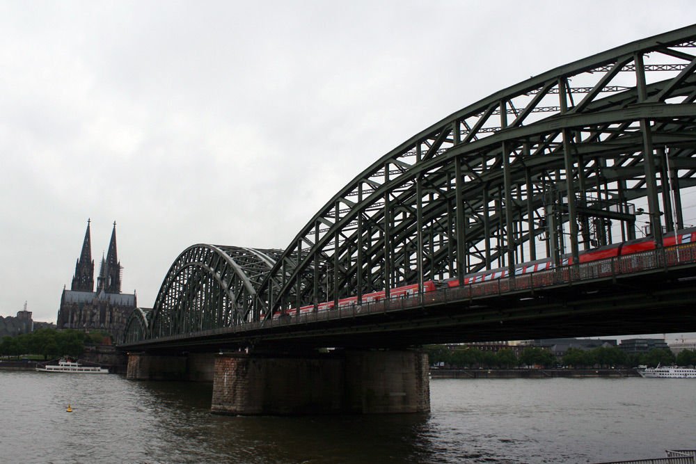 Nem volt jó ötlet a Hohenzollern hidat a kölni dóm felé tájolni. A székesegyház közelsége miatt a 3x2 vasúti sínpár bővítésére nincs lehetőség, a kölni pályaudvar áteresztő kapacitása Brüsszelig meghatározza a vasúti közlekedést