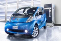 A Mitsubishi i-MIEV, és klónjai, a Citroen C-Zero és a képen látható Peugeot iOn nagyon életképes városi autók, a háttérben látható gyorstöltőből 20 perc alatt kiszipkáznak 100 kilométer hatótávot