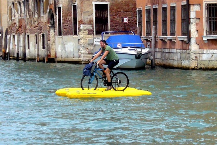 Tilos, mégis tömegek bicikliznek Velencében
