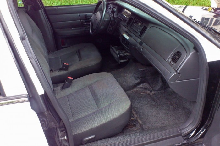 Vezettük Amerika legnépszerűbb rendőrautóját 7 | Vezess Osztott ülések, váltó szigorúan a kormányon