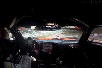 Ajtó csapódott 220-al a szélvédőnek