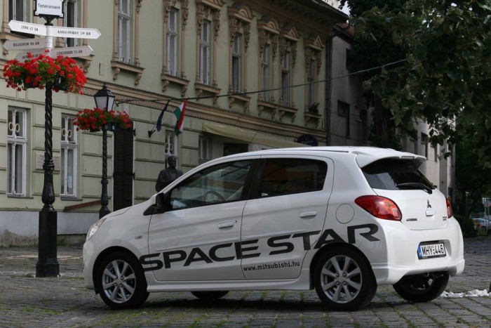 Szerény japán, Thaiföldről 5 Városba járni ideális autó a kis Mitsubishi. Lenyűgözően fordulékony, gyerekjáték vele parkolni, jó belőle a kilátás és energikusan gyorsul