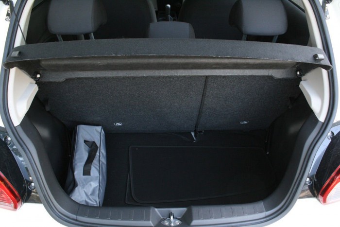 Tágas a 235 literes csomagtartó az autó méreteihez képest