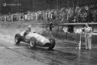 3. Ferrari 500 - Az 1952-es szezonra készítette a Ferrari az 500-ast, amely kivételesen sikeres versenyautó volt. Alberto Ascari zsinórban hét versenyt nyert vele, ezt a rekordot máig nem tudták megdönteni. Különösen az 1953-as évet uralta az autó.