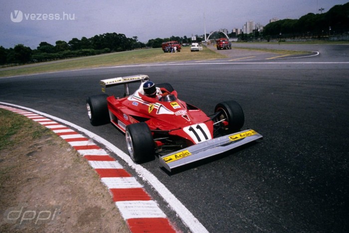 Top 10: A Ferrari legjobb F1-es autói 9 | Vezess 8. Ferrari 312T2 - A 312T2 csak egy kicsivel volt sikertelenebb, mint elődje, a 312T. Nyolc futamgyőzelemre futotta vele a Ferrarinak, 1976-ban és 1977-ben is használta a csapat, Niki Lauda nagy örömére.