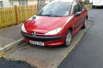 Körbeaszfaltoztak egy parkoló autót