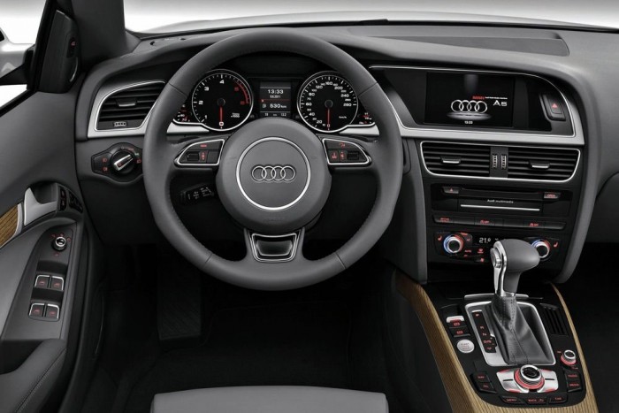 Top 10: lehúzás az extrákkal 3 Multifunkciós kormány, 63 500 Ft, Audi A5 Cabriolet. Hanyagul konfigurált Škoda Octavia tesztautókban szoktunk konfrontálódni az egész VW konszernre jellemző felszereltségpolitikával. A kormányról vezérelhető rádió olyan vívmány, amiért nemcsak az Elegance kivitelű Octaviákban érdemes felárat kérni, de sokkal drágább autókban is. Az Audi simán legyártja a kompresszoros, 272 lóerős A5 kabriót 15 862 250 forintért, multifunkciós kormány nélkül