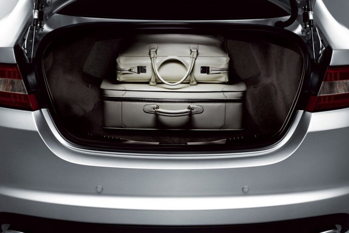 Top 10: lehúzás az extrákkal 8 Osztottan lehajtható hátsó üléstámla, Jaguar XF, 152 019 Ft. Hogy ne csak a német prémiummárkák spúrságán lovagoljunk, két példa a Jaguartól. Itt is feláras a 60:40 arányban lehajtható hátsó ülés. Ugye milyen elegáns ez egy 27 799 000 forintos XF-R-nél