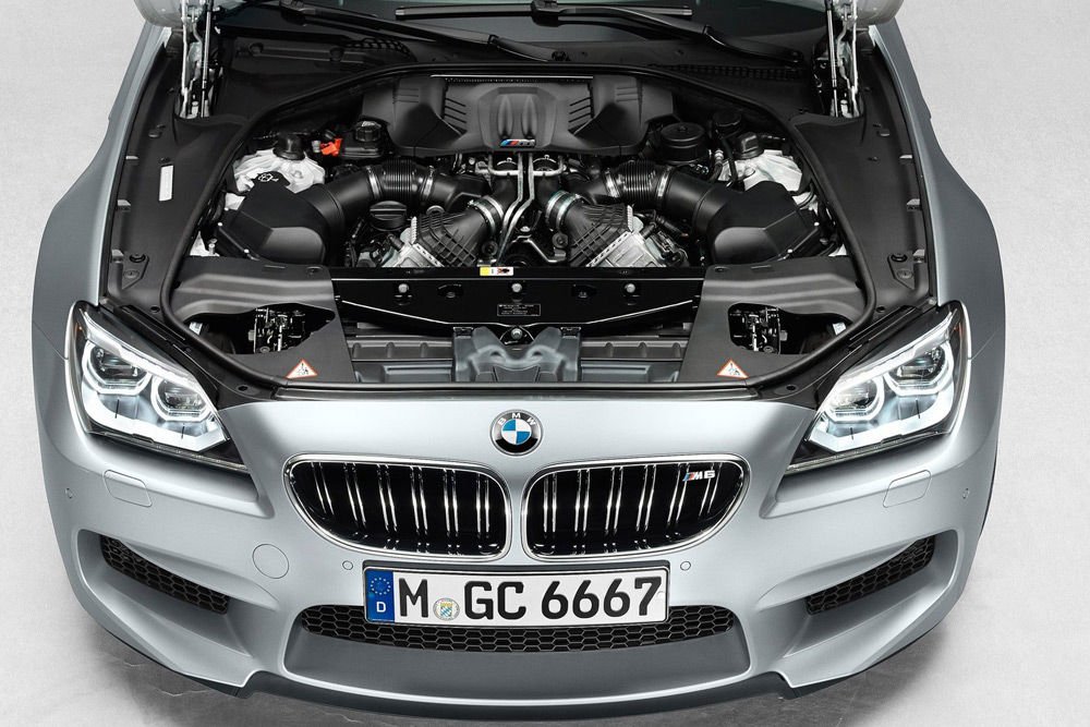 Versenycsomag, BMW M6 Gran Coupé, 2 495 700 Ft. Ha levonunk a 20 collos felnikre egymilliót, még mindig elég vaskos az összeg 2,7 százaléknyi teljesítménytöbbletért, amennyivel az 575 lóerős verzió többet tud a normál M6-nál. A különbség alig haladja meg egy jó minőségű próbapad kétszázalékos mérési hibahatárát