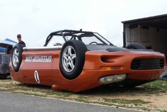 Fejjel lefelé versenyző autó