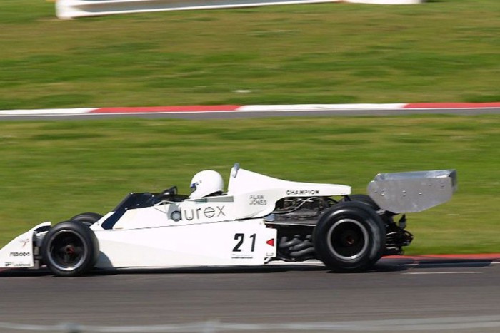 Amikor még az F-1 is a szexről szólt 2 A Durex felirat azért elég viccesen fest egy F-1-es rakétán. Pedig erre is volt példa, John Surtees csapata az 1976-os idényben főtámogatóként tudhatta háta mögött a híres óvszergyártót.