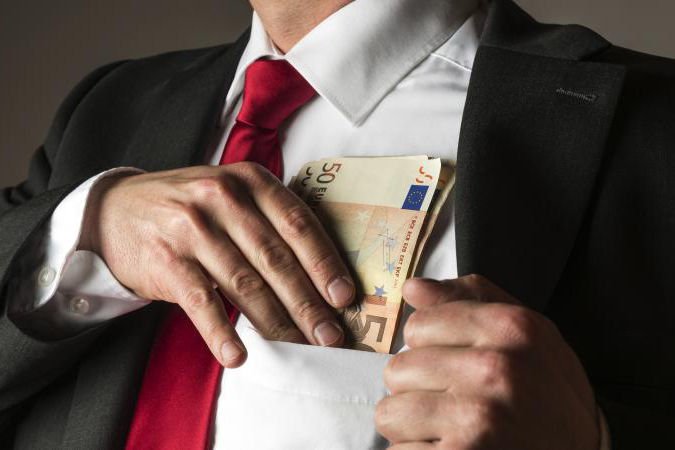 Érvénytelen rendszámmal autózott, vesztegetni próbált