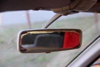 Ilyet ritkán látunk autóban, levált a tükör belső felülete, még szerencse, hogy pár száz forintért cserélhető