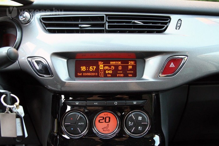 Városi akvárium: Citroën C3 6 Kicsit nehézkes a menüben kószálás, de megszokható