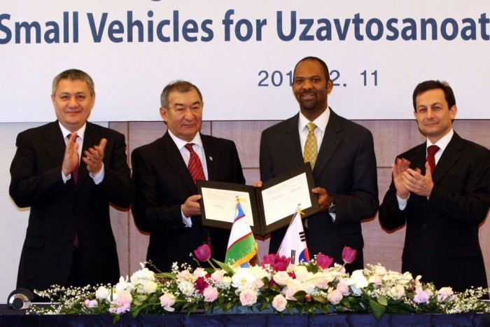 Átverés? – Új autók egymillió Ft alatt 5 7. Daewoo Matiz made in Üzbegisztán, 1 260 000 Ft. A Dévú Matyi eredetije is befért az első tízbe. Az Üzbég Köztársaságban gyártott autó még a kínai klónoknál is olcsóbb, pedig itt a GM-nek is fizetnek jogdíjakat. Az ország pártfőtitkárból lett elnöke, Iszlam Karimov (balról a második) vállalhatatlan diktátor, de nem annyira, hogy a General Motorsnak ne érte volna meg licencgyártási megállapodást kötni vele