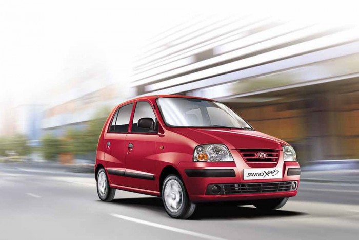 Átverés? – Új autók egymillió Ft alatt 6 6. Hyundai Santro Xing, 1 185 000 Ft. Hyundai Atos néven mi is teszteltük ezt a típust. A félelemmel vegyes sebességmámort még most is érzem, ahogy 70-nel próbálok vele elfordulni ott, ahol egy rendesebb autó nem dől meg 90-nel. Indiában még gyártják, és egy mopeden közlekedő hatfős családnak elmondhatatlanul nagy előrelépés kényelemben és biztonságban