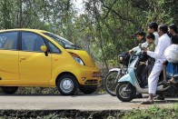 1. Tata Nano, 630 000 Ft. Mi is ott tolongtunk a Genfi Autószalonon, ahol először láthattuk a világ legolcsóbb autóját. Az egy lak árú (100 000 rúpiás) autóból évi egymilliót kívánt eladnia Tata, de csak pár tízezret sikerült évente. A motorról autóra váltó indiai családok ennél a kabinos rollernél valami komolyabbra vágytak. Nem tették kapóssá a kigyulladásáról szóló hírek, ahogy a sajátos népszaporulat-korlátozó akció sem. Bár a felszereltség bővítésével az autó ára is nőtt, de a Nano továbbra is messze a világ legolcsóbb autója