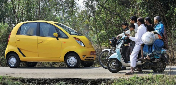 Átverés? – Új autók egymillió Ft alatt 11 1. Tata Nano, 630 000 Ft. Mi is ott tolongtunk a Genfi Autószalonon, ahol először láthattuk a világ legolcsóbb autóját. Az egy lak árú (100 000 rúpiás) autóból évi egymilliót kívánt eladnia Tata, de csak pár tízezret sikerült évente. A motorról autóra váltó indiai családok ennél a kabinos rollernél valami komolyabbra vágytak. Nem tették kapóssá a kigyulladásáról szóló hírek, ahogy a sajátos népszaporulat-korlátozó akció sem. Bár a felszereltség bővítésével az autó ára is nőtt, de a Nano továbbra is messze a világ legolcsóbb autója