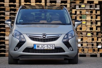 Papíron alig eszik a 170 lovas Zafira Turbo. És a valóságban?