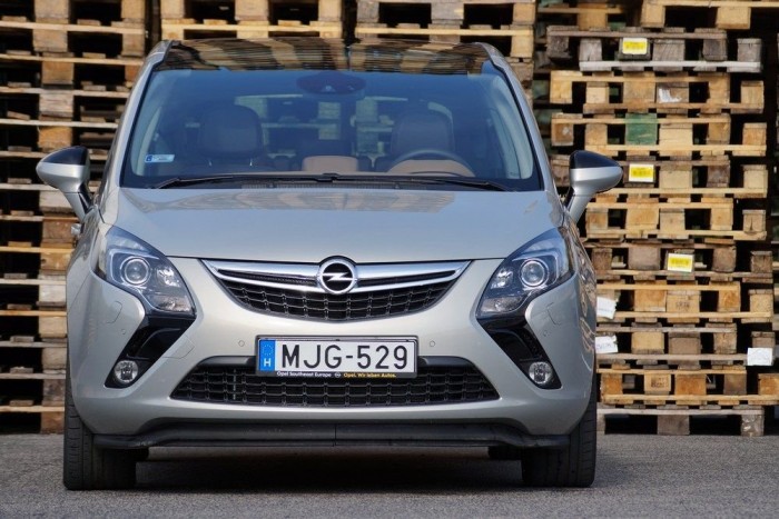 Az új Zafira, amit Zafira Tourernek hívnak, hogy megkülönböztessék a tovább gyártott elődtől, 1,6 literes, szentgotthárdi gyártású turbómotort kapott gepárdszemei mögé