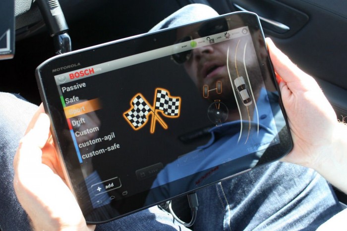 Kipróbáltuk az autózás közeljövőjét 4 Az elektronika markában vagyunk, de jól is kijöhetünk belőle. Ugyanaz az autó sokkal vagányabb, élvezetesebb lehet előre konfigurált beállításokkal. A rendszer nagyobb mértékben hat az autó viselkedésére, mint pl. az Audi Drive Select vagy a BMW üzemmódkapcsolója