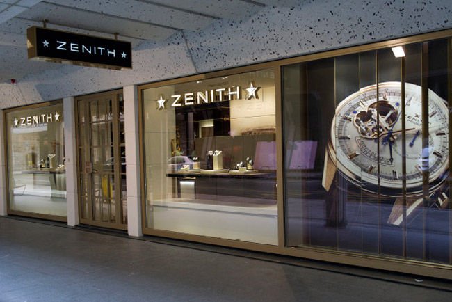 Autóval törtek be a luxusóraüzletbe