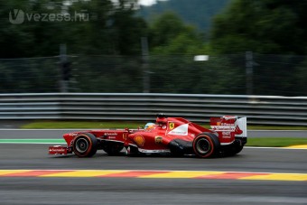 F1: Alonso Vettel nyakán Spában