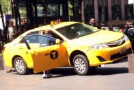 Letépte a fiatal nő lábát a taxi 21