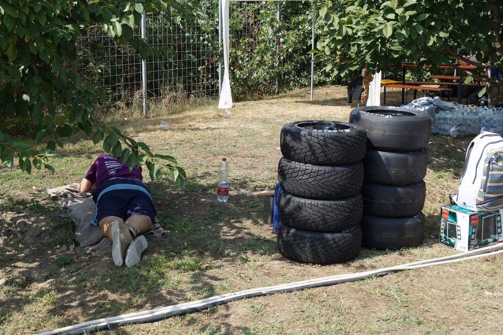 Életkép fáradt mérnökhallgatóval, slick és esőgumikkal