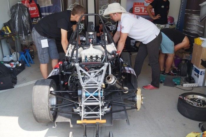 Autóverseny a jövő mérnökeivel 3 Versenyistállók is gyakran válogatnak a Formula Student versenyzőiből: nem kell őket sokat tanítani bevetés előtt