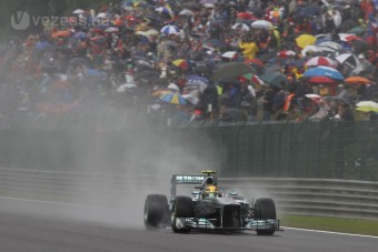 F1: Szenzáció, Hamiltoné a pole az esőben