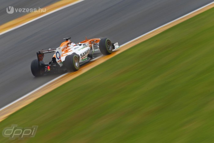 F1: Szenzáció, Hamiltoné a pole az esőben 7