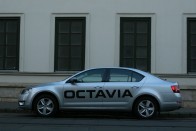 Hathengeres motor nélkül is kilóg a kompakt autók közül az új Octavia, még inkább, mint elődei