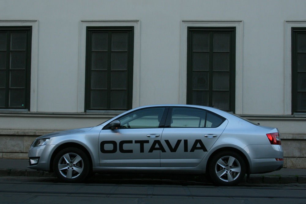 Hathengeres motor nélkül is kilóg a kompakt autók közül az új Octavia, még inkább, mint elődei