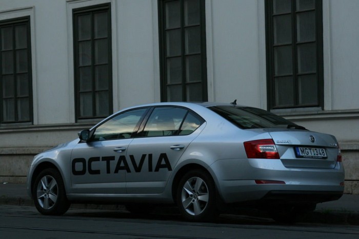 Magas fara miatt nehéz kilátni belőle. A rugózás nem elég finom kiálló síneken, dilatációs réseken