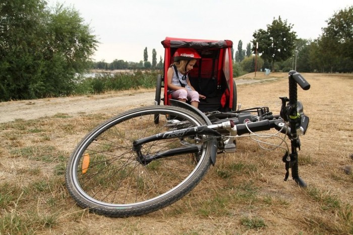 Ha a bringa felborul, az utánfutó akkor is talpon marad