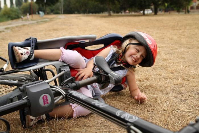 Ugye mondtam. Eszter kaszkadőr simán vette a lassított felborítást.